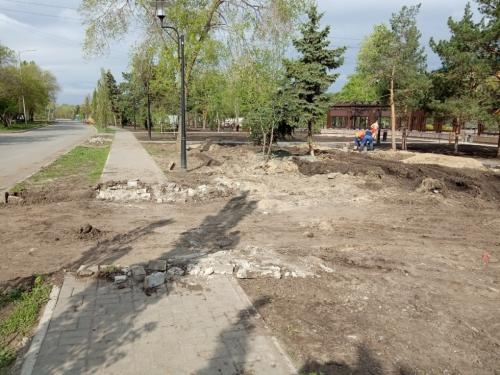 На омском бульваре Победы строят парковку?