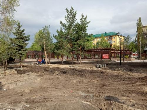 На омском бульваре Победы строят парковку?