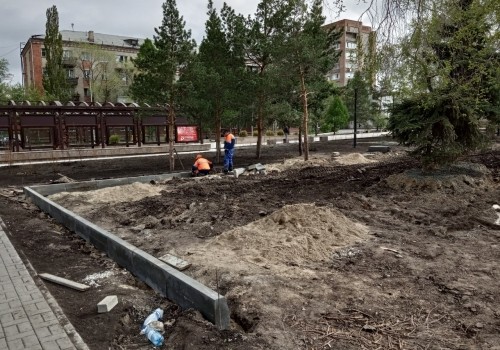 На омском бульваре Победы строят парковку?