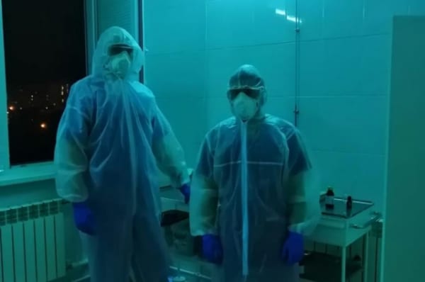 Всегда в костюмах и масках. Как студенты-медики помогают победить COVID-19