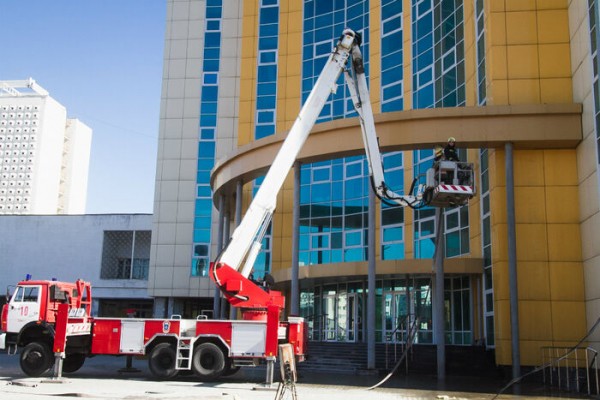 В недостроенном корпусе ОмГУ загорелась крыша