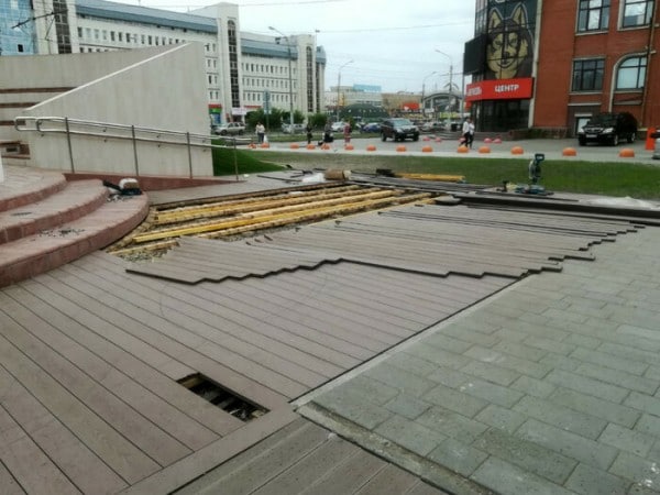 На бульваре Мартынова меняют разбитое покрытие