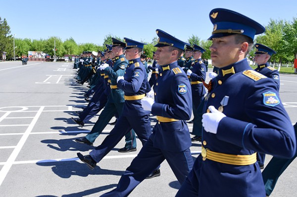 Выпускникам омского танкового института вручили дипломы