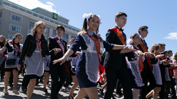 «Девчонки плакали три дня». Как прошли в Омске последние звонки на карантине