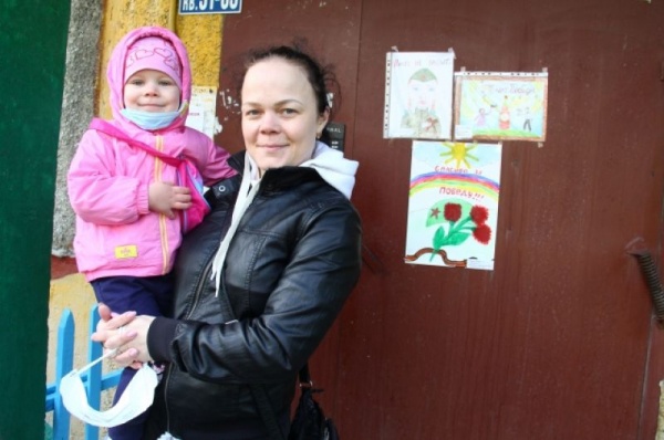 «Окна Победы» распахнулись. Смотрим, как омичи украсили дома к 9 мая