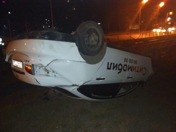 В Омске такси с пассажирами вылетело с дороги и перевернулось на крышу