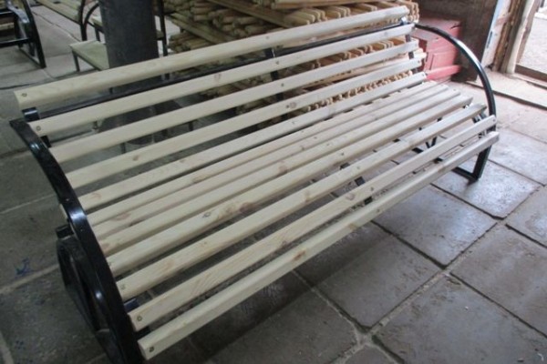 Омские заключённые изготовят скамьи для парка Победы