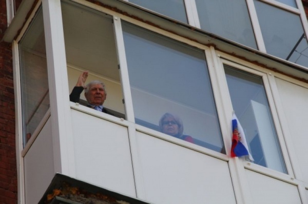 «Окна Победы» распахнулись. Смотрим, как омичи украсили дома к 9 мая