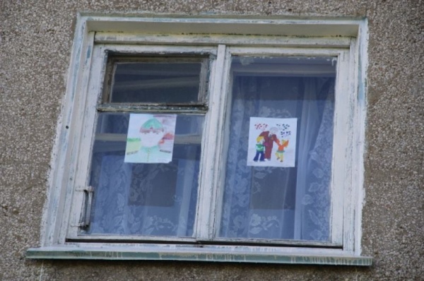 «Окна Победы» распахнулись. Смотрим, как омичи украсили дома к 9 мая