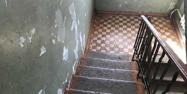 В Омске в ветхом жилом доме чердачные перекрытия рухнули в квартиру