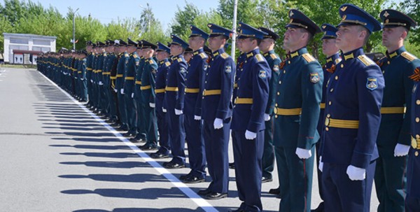Выпускникам омского танкового института вручили дипломы