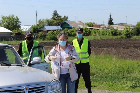 «Перерыли дороги, чтобы не сбежали»: как живет закрытая на карантин омская деревня 