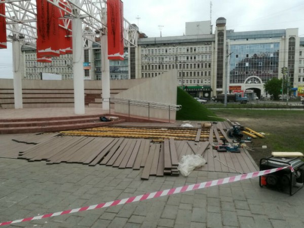 На бульваре Мартынова меняют разбитое покрытие