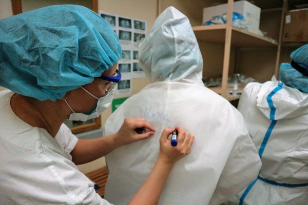 «Мы на войне, которую город не замечает». Как омские врачи борются с коронавирусом