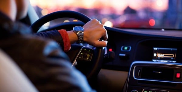 В Омске такси с пассажирами вылетело с дороги и перевернулось на крышу