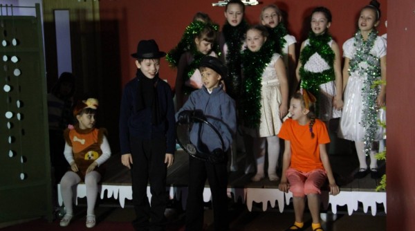 Юные тарчане показали своим родителям первый спектакль в драмтеатре