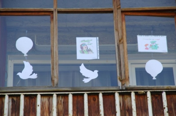 «Окна Победы» распахнулись. Смотрим, как омичи украсили дома к 9 мая