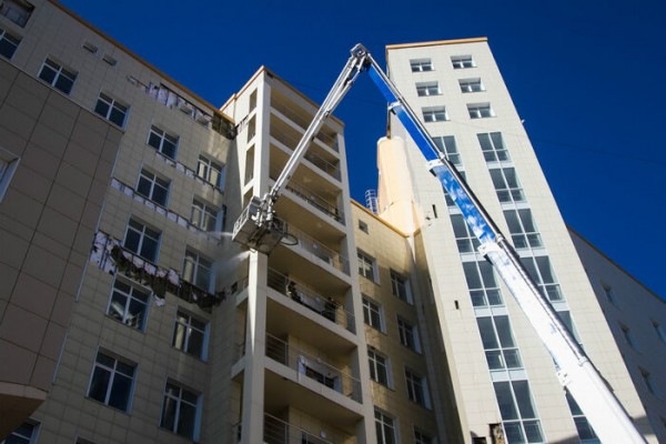 В недостроенном корпусе ОмГУ загорелась крыша