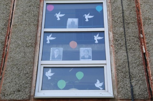 «Окна Победы» распахнулись. Смотрим, как омичи украсили дома к 9 мая