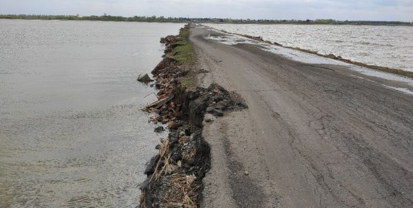 В Омской области талые воды размывают дорогу между сёлами