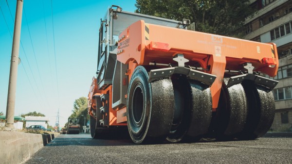 В Омске свердловский подрядчик сорвал ремонт дорожного покрытия на трех улицах 