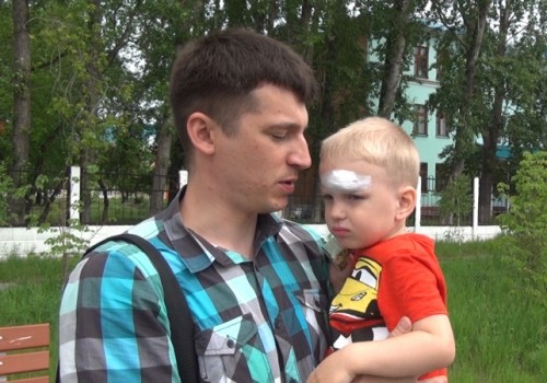 Как капитан полиции вез раненного 3-летнего малыша в омскую больницу