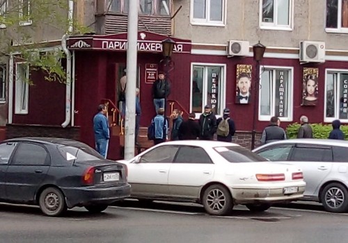 Омичи устроили ажиотаж перед парикмахерскими Омичи устроили ажиотаж перед парикмахерскими