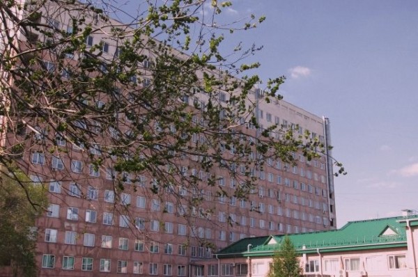 В Омске главврач закрытой на карантин больницы покидает пост