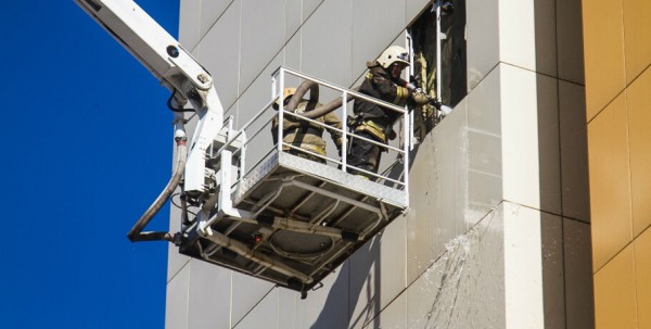 В недостроенном корпусе ОмГУ загорелась крыша