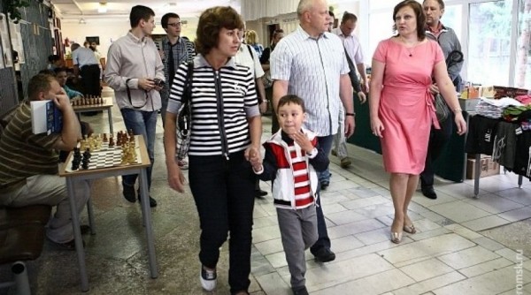 Губернатор Назаров пришел на избирательный участок с семьей.