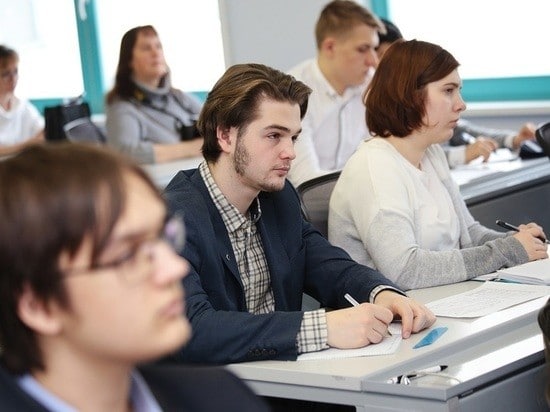 В России 77% вузов сохранили защиту дипломов и госэкзамены