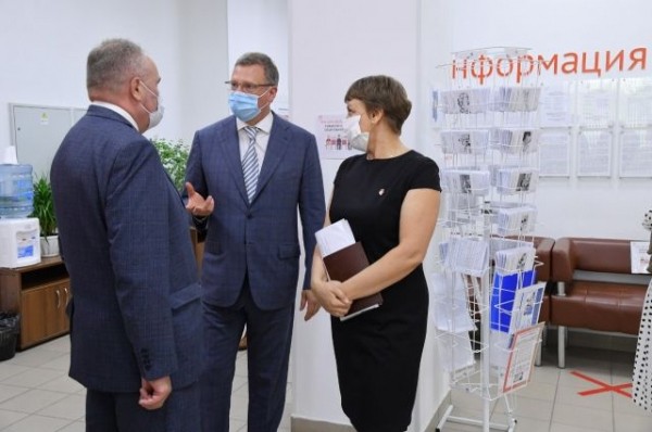 Александр Бурков проверил, как работают омские МФЦ