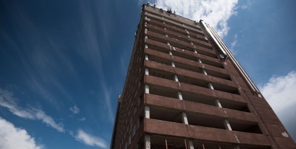 Омич выпал из окна больницы, закрытой на карантин