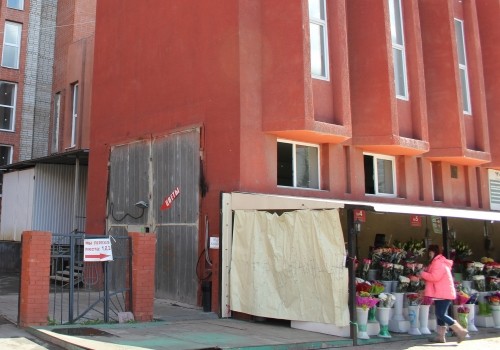 «Почему жильцы регулярно «кредитуют» коммуналку депутата ЗС Кокорина?»