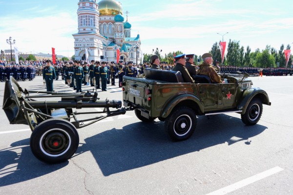Шагом в масках! Как в Омске прошел самый необычный парад в истории 