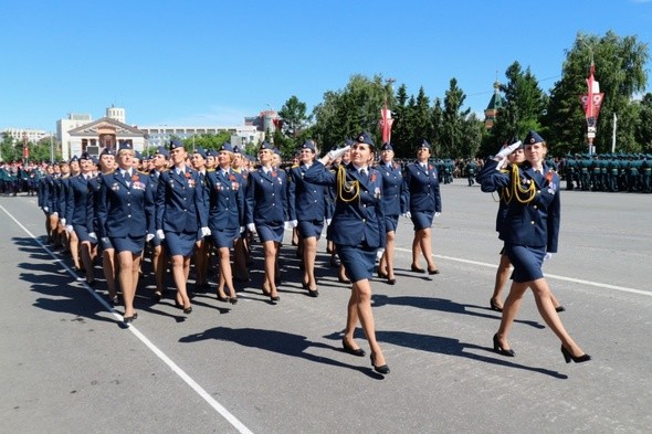 Шагом в масках! Как в Омске прошел самый необычный парад в истории 