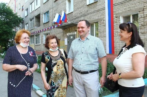 Флаги, песни, маски: как в Омске прошел День России?