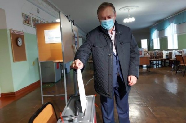 Вице-спикер Омского горсовета проголосовал за поправки в Конституцию