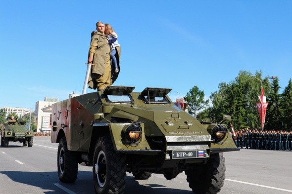 Шагом в масках! Как в Омске прошел самый необычный парад в истории 