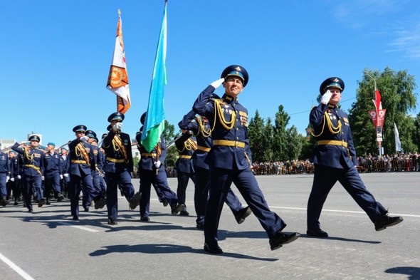 Шагом в масках! Как в Омске прошел самый необычный парад в истории 