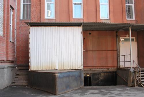 «Почему жильцы регулярно «кредитуют» коммуналку депутата ЗС Кокорина?»