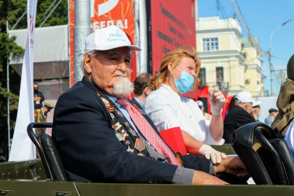 Шагом в масках! Как в Омске прошел самый необычный парад в истории 