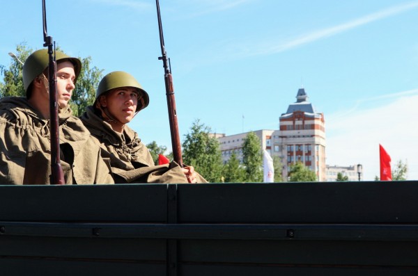 Шагом в масках! Как в Омске прошел самый необычный парад в истории 