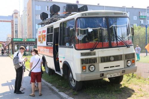 Флаги, песни, маски: как в Омске прошел День России?