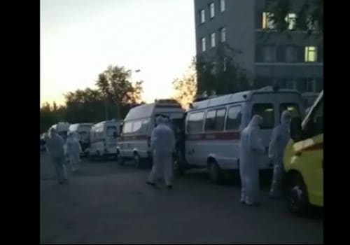 В Омске, как в Москве, в «коронавирусные» больницы выстраиваются очереди из скорых