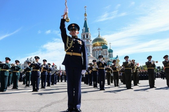 Шагом в масках! Как в Омске прошел самый необычный парад в истории 