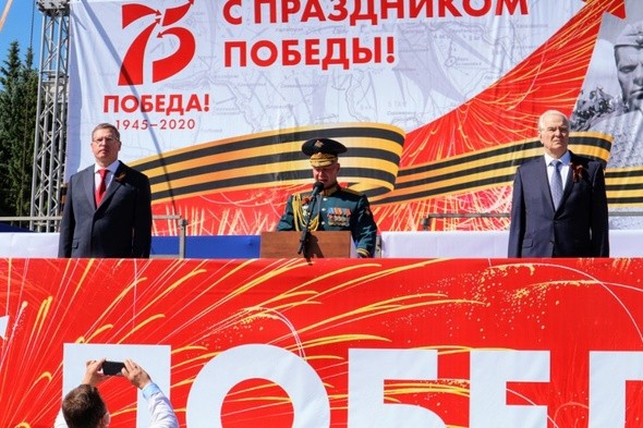 Шагом в масках! Как в Омске прошел самый необычный парад в истории 