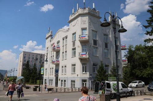 Флаги, песни, маски: как в Омске прошел День России?