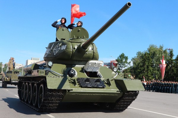 В Омске начался Парад Победы с четырьмя ветеранами В Омске начался Парад Победы с четырьмя ветеранами