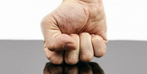 Мужчина ударил омичку, попросившую его надеть маску